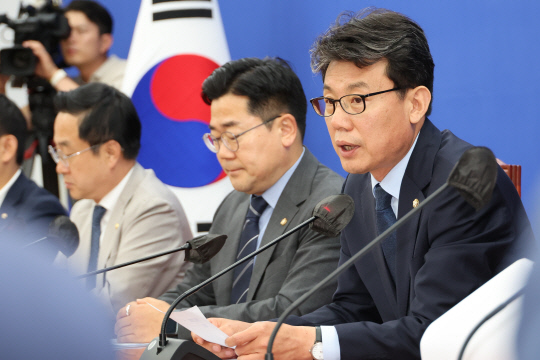 진성준 더불어민주당 정책위의장이 18일 오전 서울 여의도 국회에서 열린 원내대책회의에서 발언하고 있다. <연합뉴스>